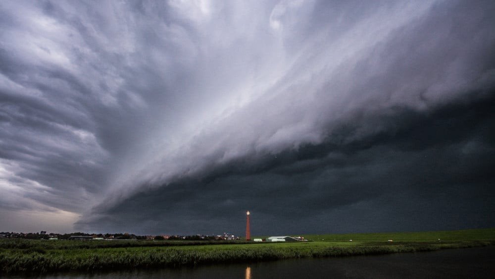 Indrukwekkende Shelf Cloud boven Huisduinen - Tom v Oossanen, Ophalen