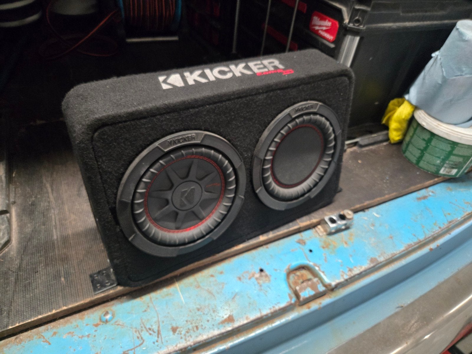 2x Kicker CompRT 8 inch subwoofer in behuizing, Ophalen, Gebruikt