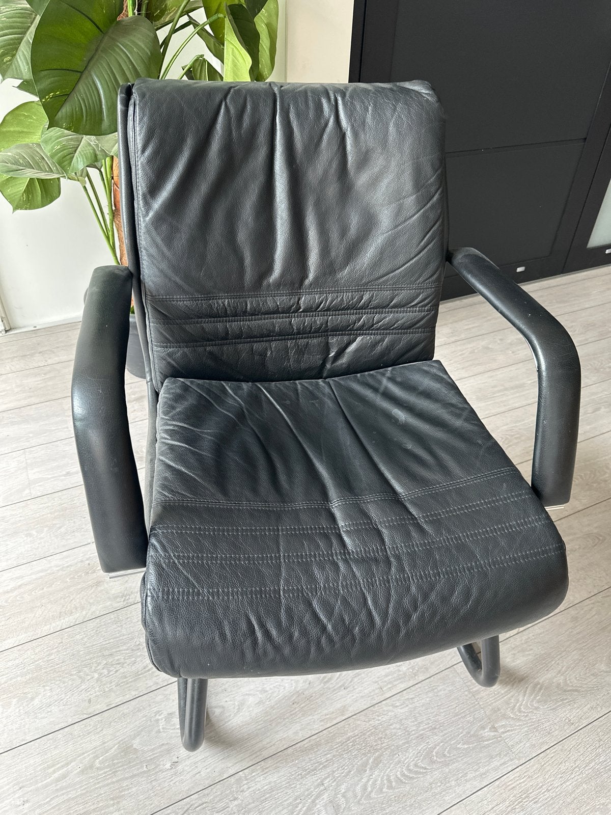 Zwarte leren fauteuille met armleuningen, Ophalen, Gebruikt, Zwart, Leer
