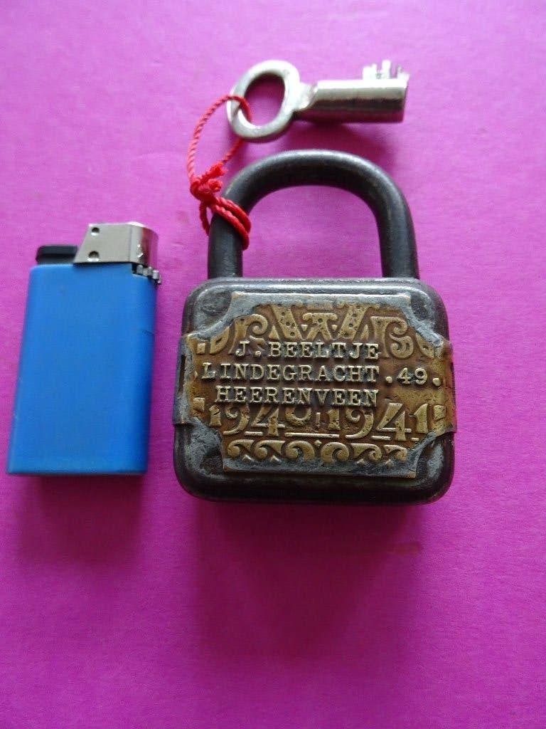 ANTIEK HANGSLOT MET RIJWIEL PLAATJE 1940 1941 FIETSSLOT SLOT, Ophalen of Verzenden