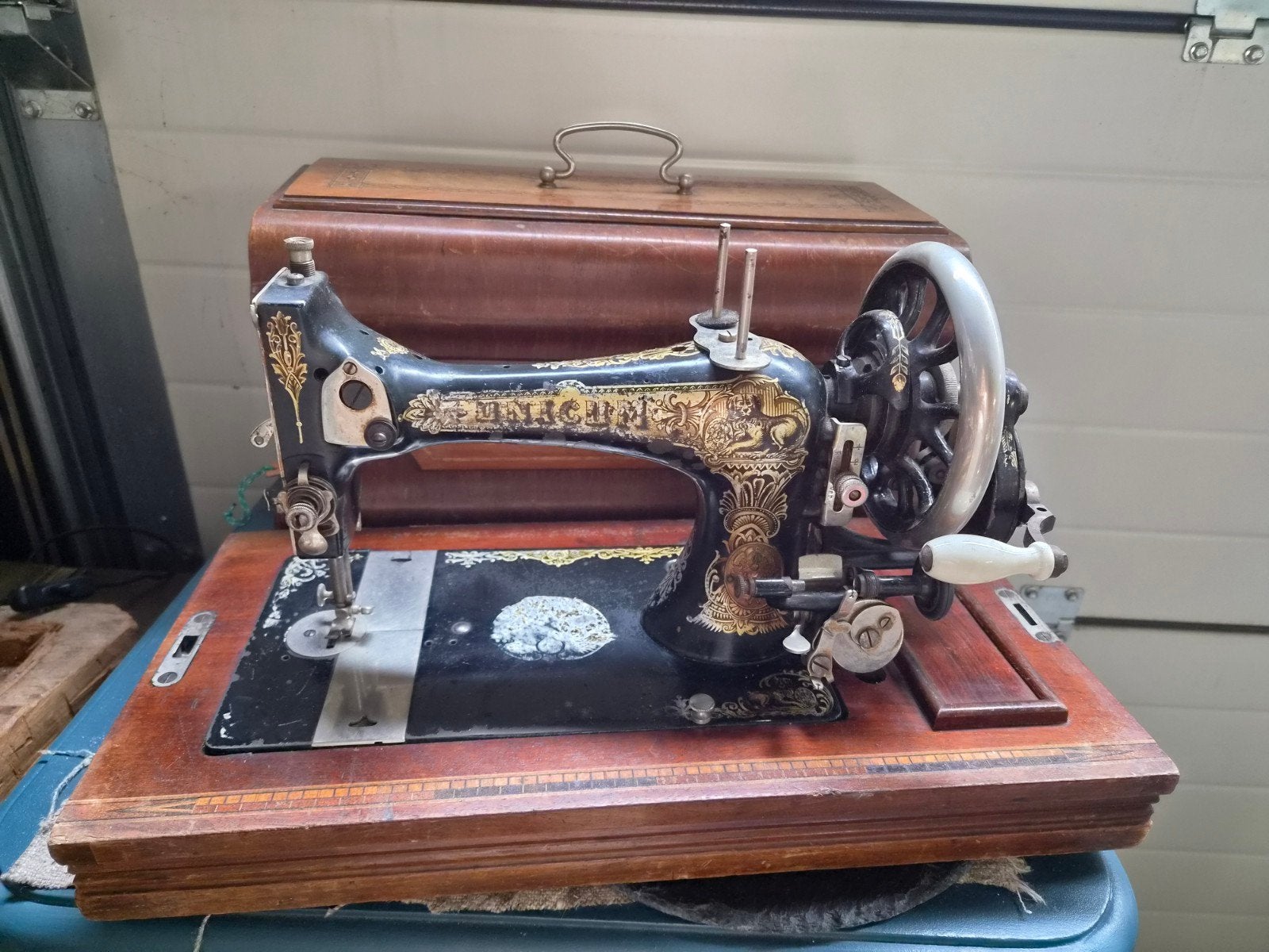 Antieke Unicum handnaaimachine in houten kist, Ophalen
