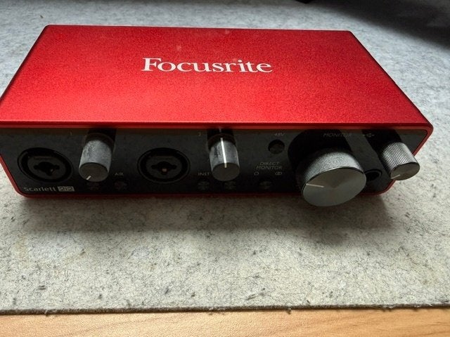 Focusrite Scarlett 2i2 3rd Gen – ongebruikt + bureauhouder, Ophalen of Verzenden, Zo goed als nieuw, Extern, Focusrite