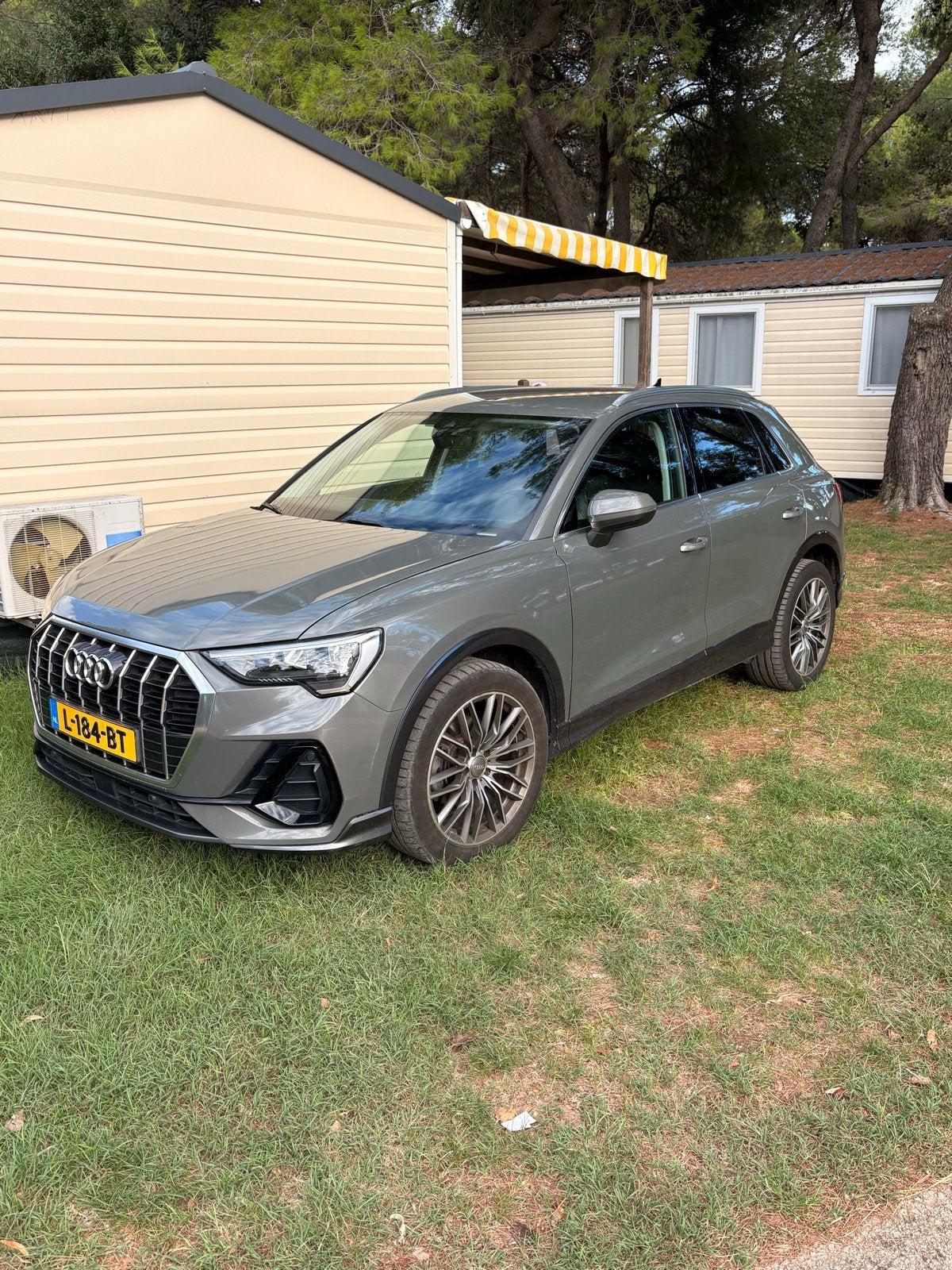Audi Q3 35 Tfsi 150pk model 2019-heden Grijs, Auto's, 4 cilinders, Emergency brake assist, 14 km/l, 84 €/maand