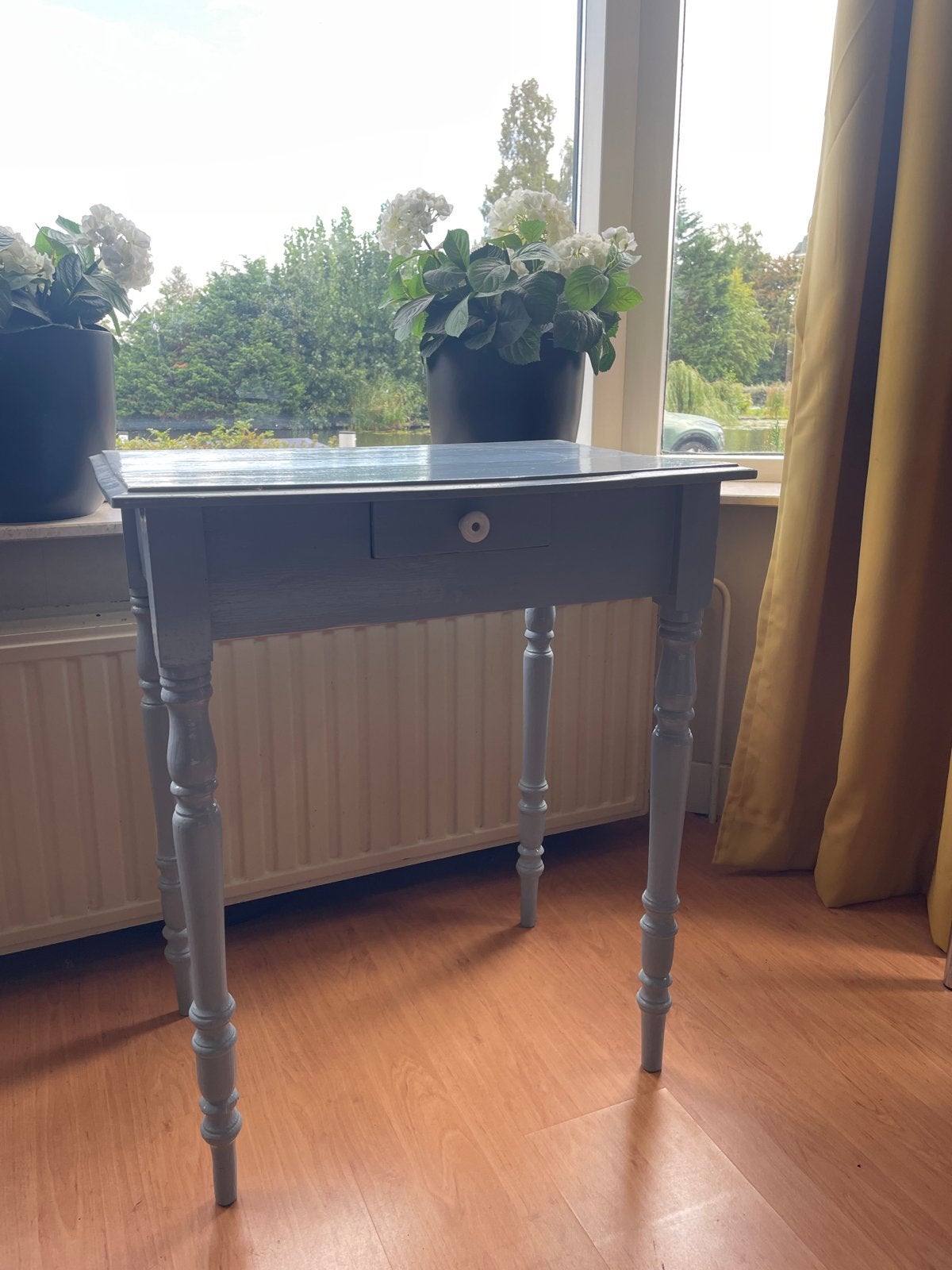 Sierlijke bijzettafel met lade - Grijsblauw geschilderd hout, Huis en Inrichting, Ophalen, Gebruikt, 55 tot 75 cm, 60 cm of meer
