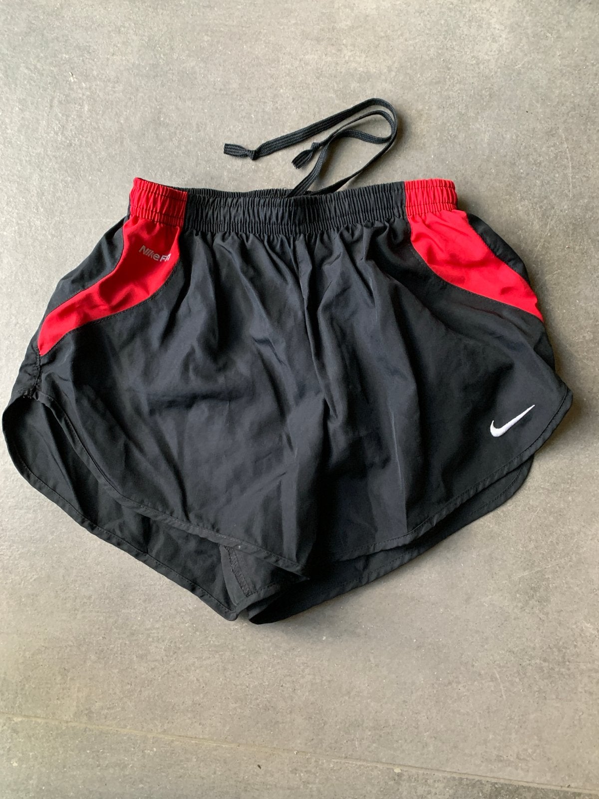 Nike hardloopshort zwart/rood - Maat XXS, Zwart, Ophalen of Verzenden, Hardlopen of Fietsen, Maat 34 (XS) of kleiner
