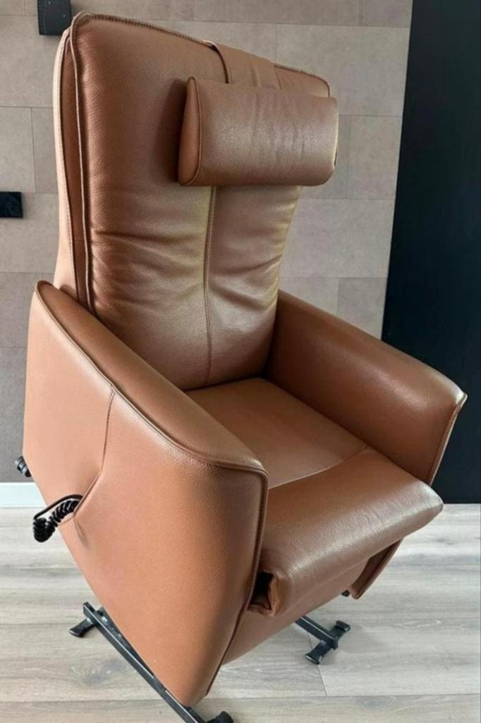 Degelijke sta op fauteuil elektrisch 1 jaar geleden gekocht, Ophalen, Zo goed als nieuw, Leer