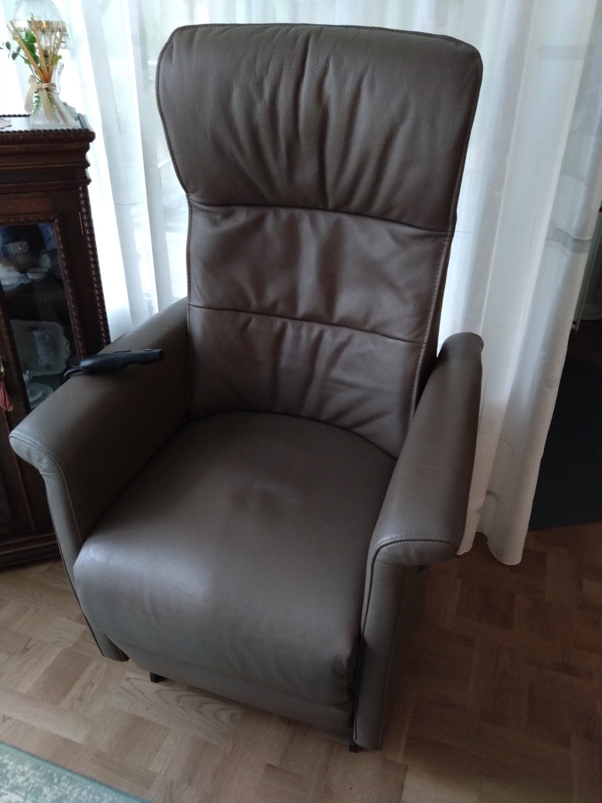 Comfortabele sta-op/relaxfauteuil met elektrische bediening, Ophalen, Modern, Comfortabel, Gebruikt, 75 tot 100 cm