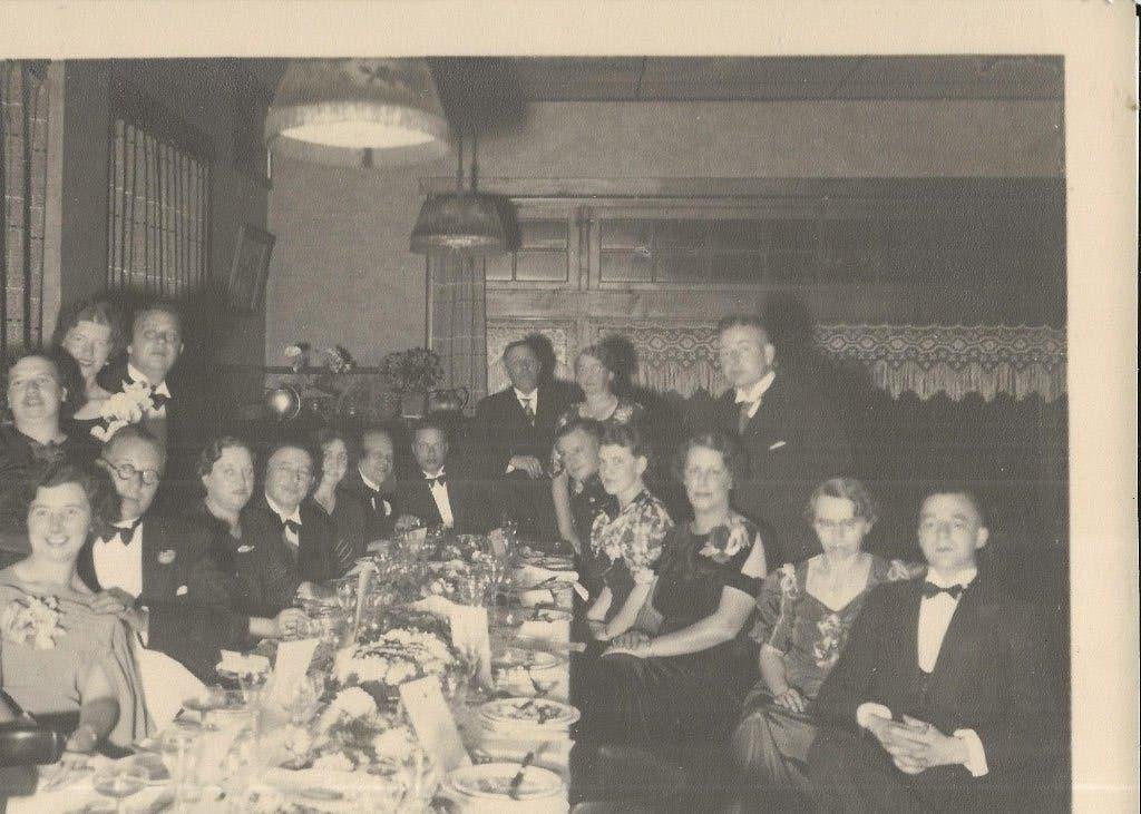 Amersfoort Feestelijk gedekte tafel met gasten Foto Persbur., Ophalen of Verzenden, Ongelopen, Utrecht