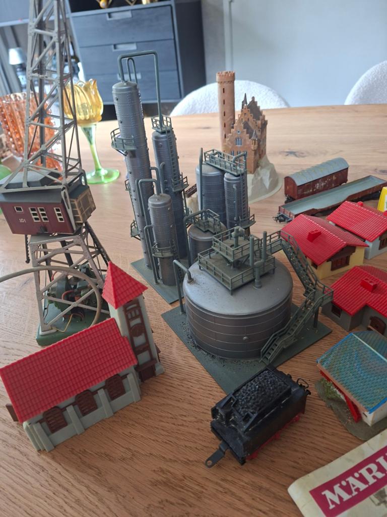 Diverse attributen voor rond het spoor, Ophalen, Gelijkstroom of Wisselstroom, Brug, Tunnel of Gebouw, Overige merken