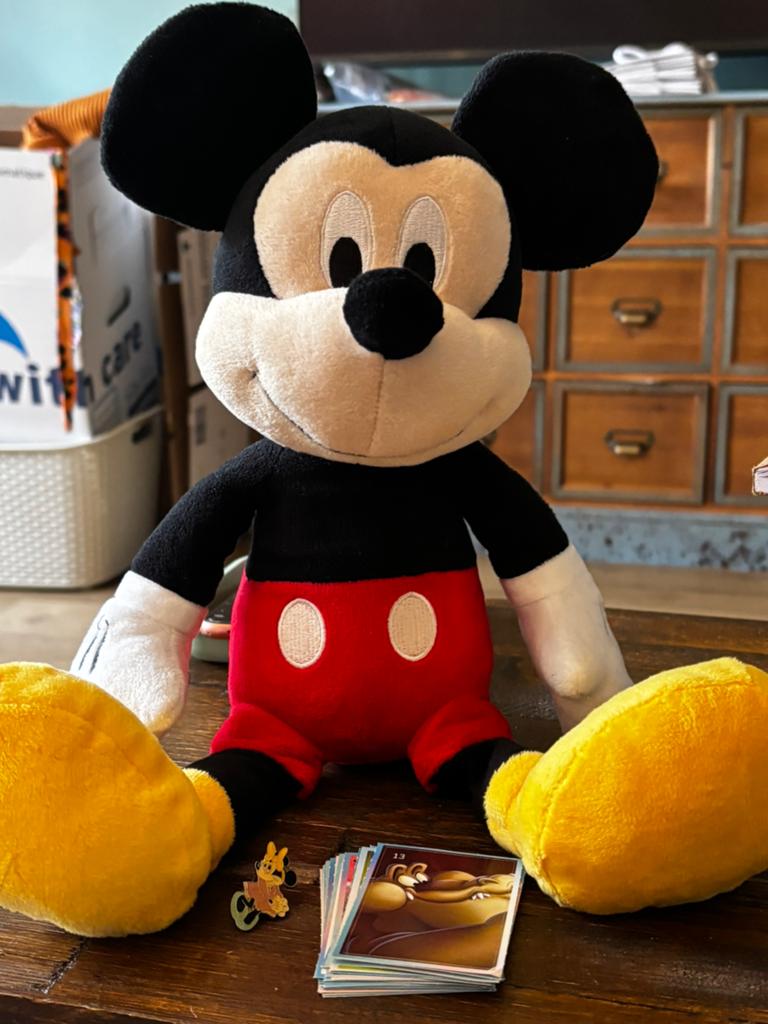 Mickey Mouse knuffel met Disney pin en stickers, Verzamelen, Disney, Ophalen of Verzenden, Mickey Mouse, Zo goed als nieuw, Knuffel