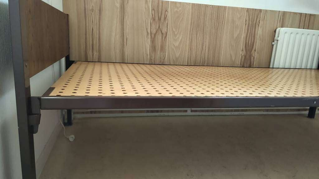 Eenpersoonsbed met houten Vlavro matrasdrager, Huis en Inrichting, Ophalen, Gebruikt, 90 cm, Eenpersoons