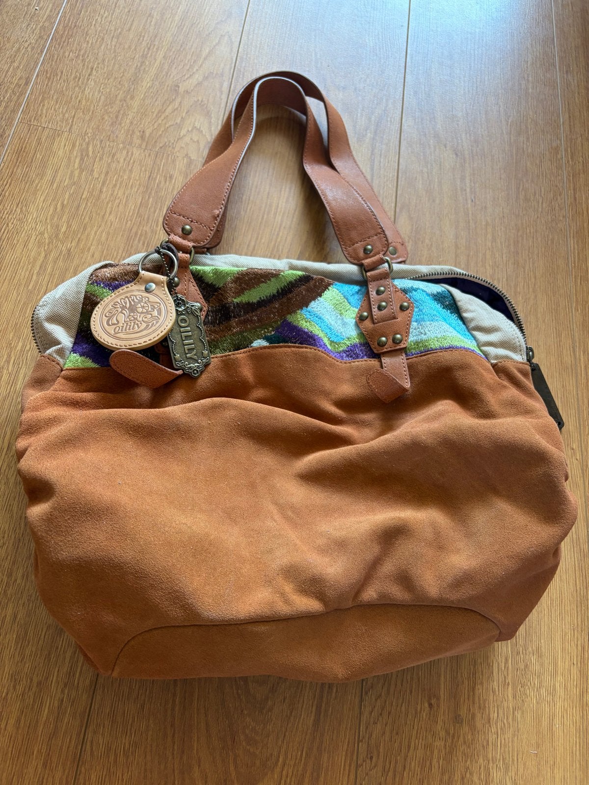 Oilily handtas suède bruin met kleurrijk patroon, Sieraden, Tassen en Uiterlijk, Tassen | Damestassen, Ophalen of Verzenden, Zo goed als nieuw