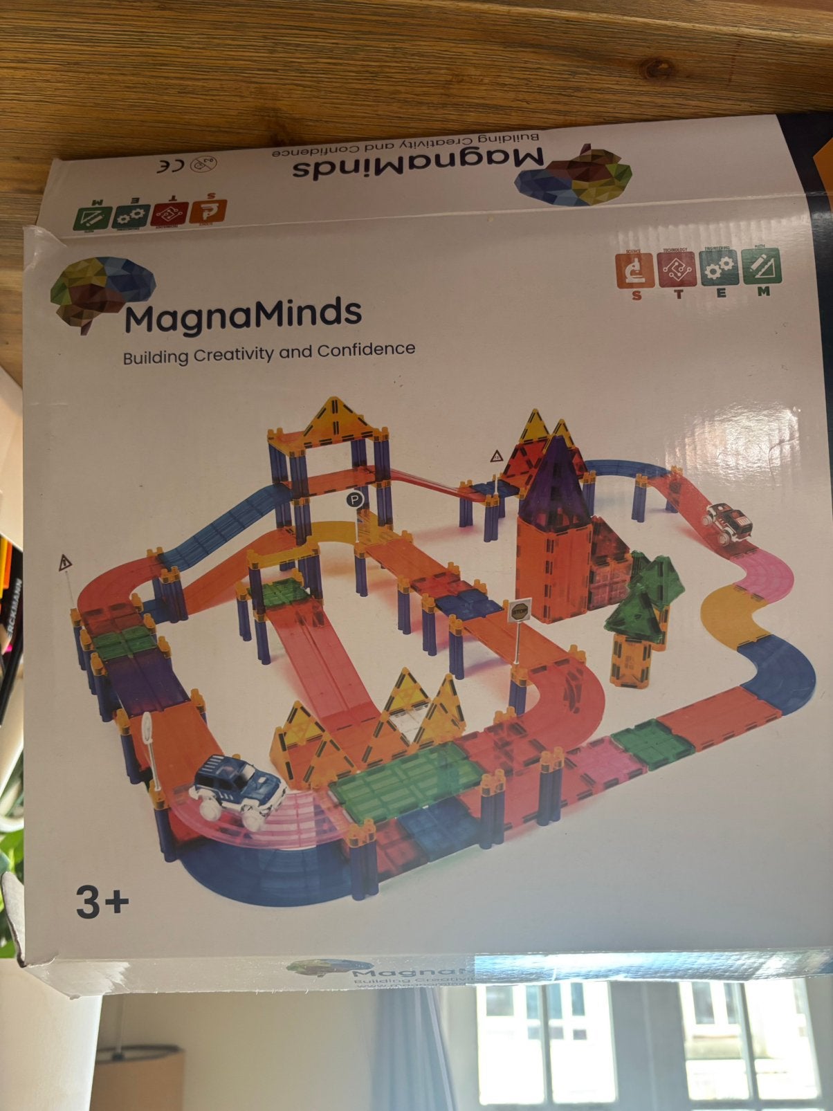 Magnetic tiles 122 + 2 autos op batterijen, Ophalen of Verzenden, Zo goed als nieuw