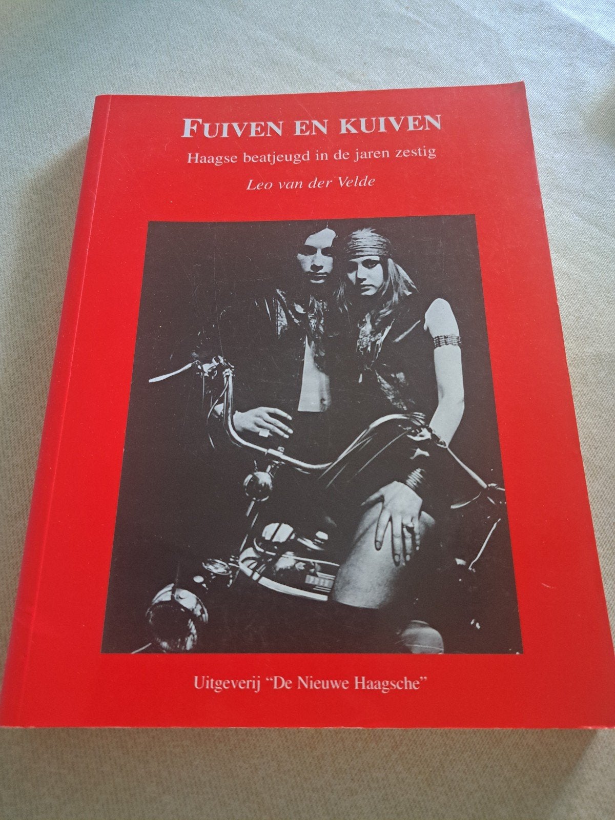 L. van der Velde - Fuiven en kuiven - Haagse beatjeugd, Ophalen of Verzenden, Gelezen