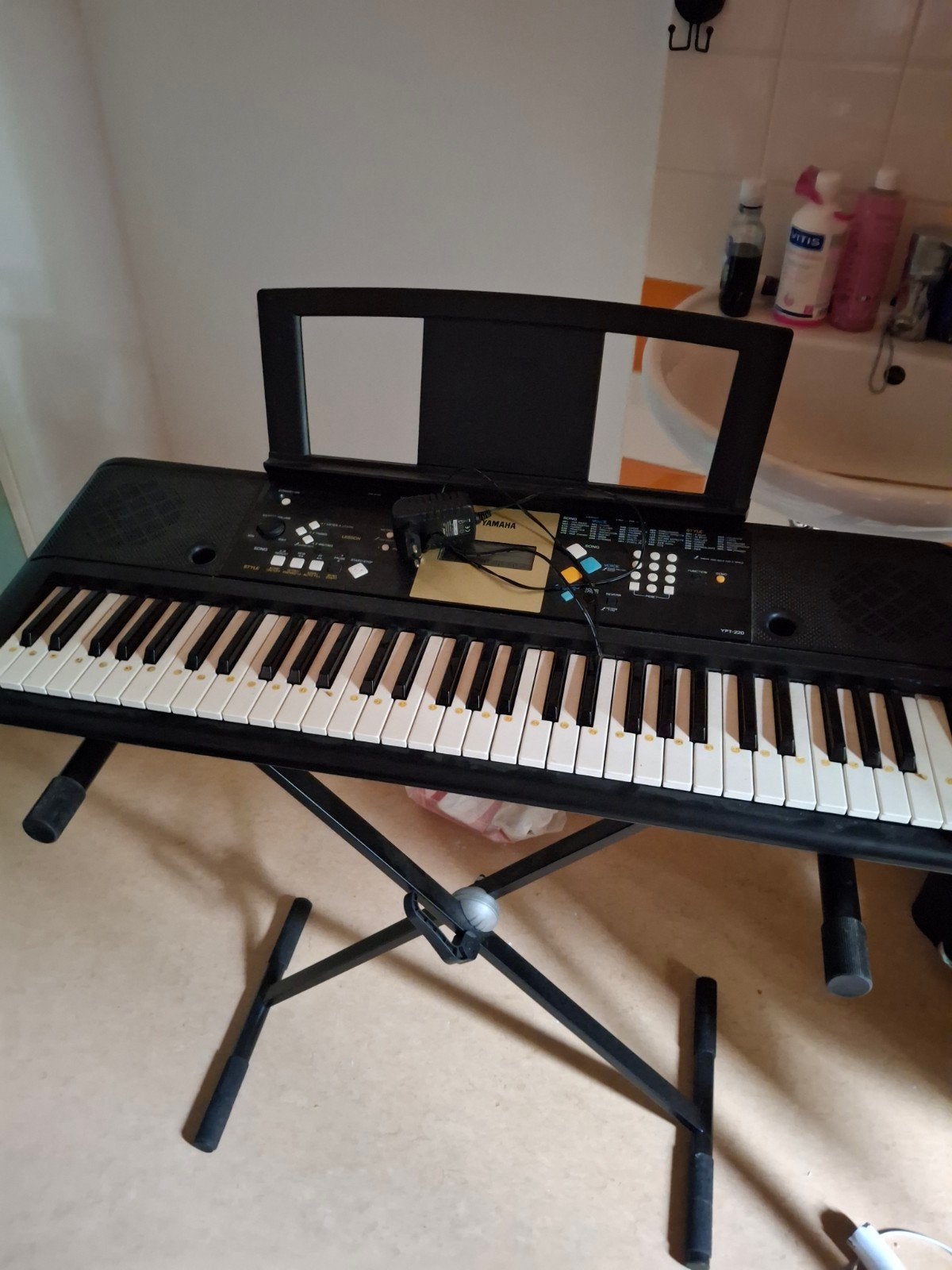 Keyboard piano van yamaha met bijbehorende kabel, Muziek en Instrumenten, Keyboards, Ophalen, Gebruikt, Overige aantallen, Yamaha