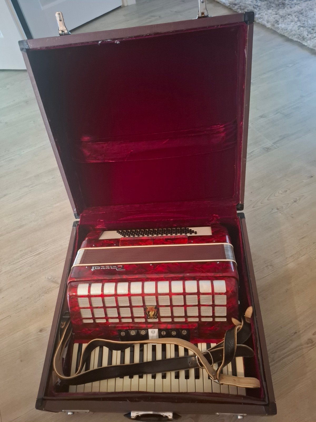 Prachtige rode Parrot piano-accordeon (80-bas) – Getest, Muziek en Instrumenten, Gebruikt, Overige formaten, Met koffer, Toetsaccordeon