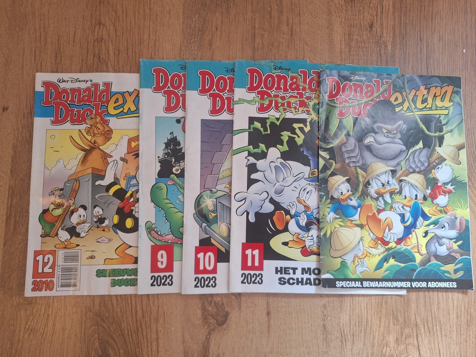 Donald Duck Extra en reguliere uitgaven - 5 stripboeken, Ophalen of Verzenden