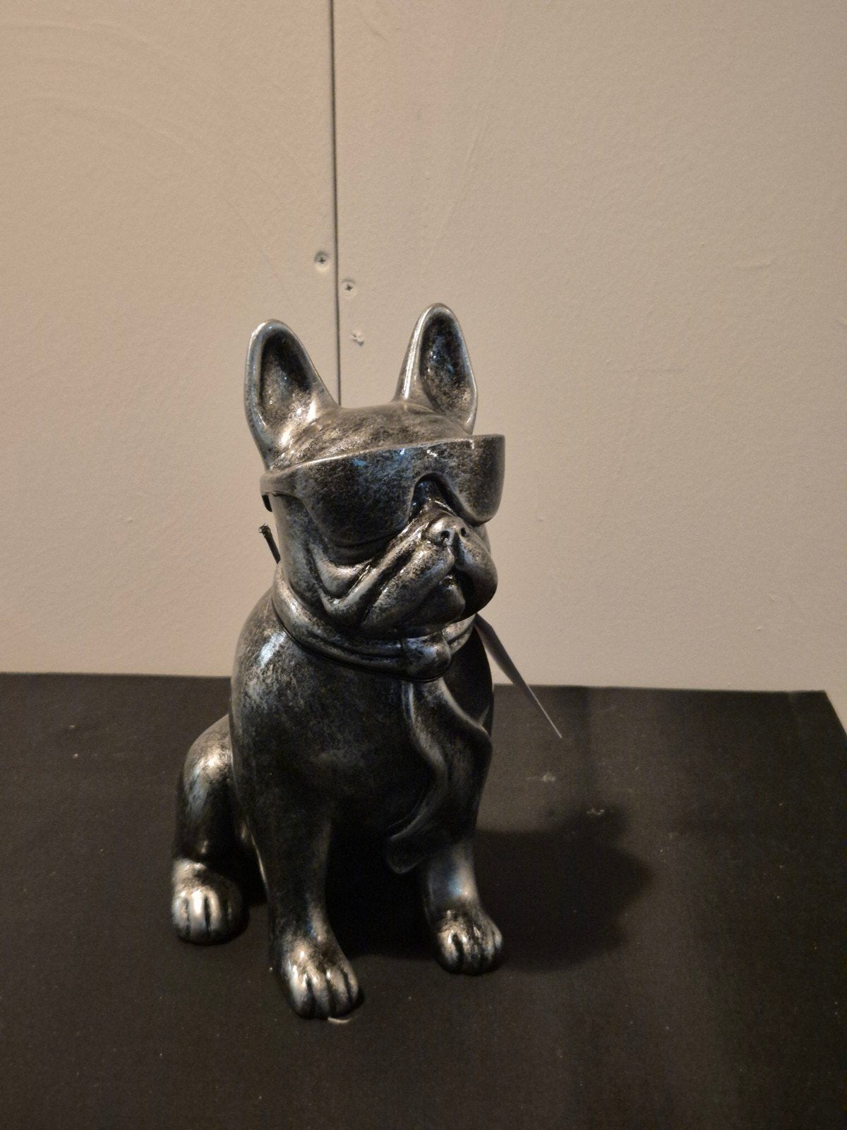 Bulldog beeld met zonnebril - Polyester - 28cm, Antiek en Kunst, Ophalen of Verzenden