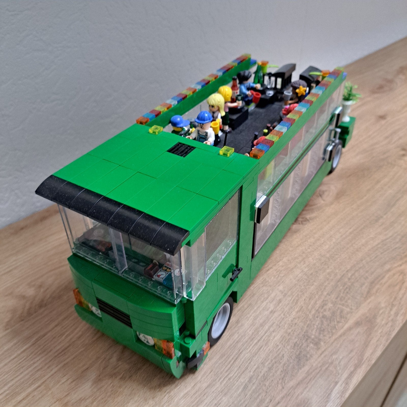 Lego Partybus met minifiguren, Ophalen of Verzenden, Zo goed als nieuw, Bus of Vrachtwagen