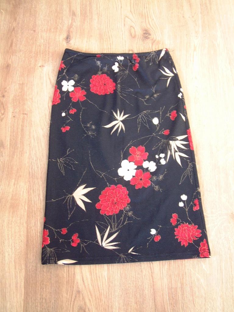 nette rok Clockhouse maat 34 zwart  rode en witte bloemen, Zwart, Ophalen of Verzenden, Zo goed als nieuw, Knielengte