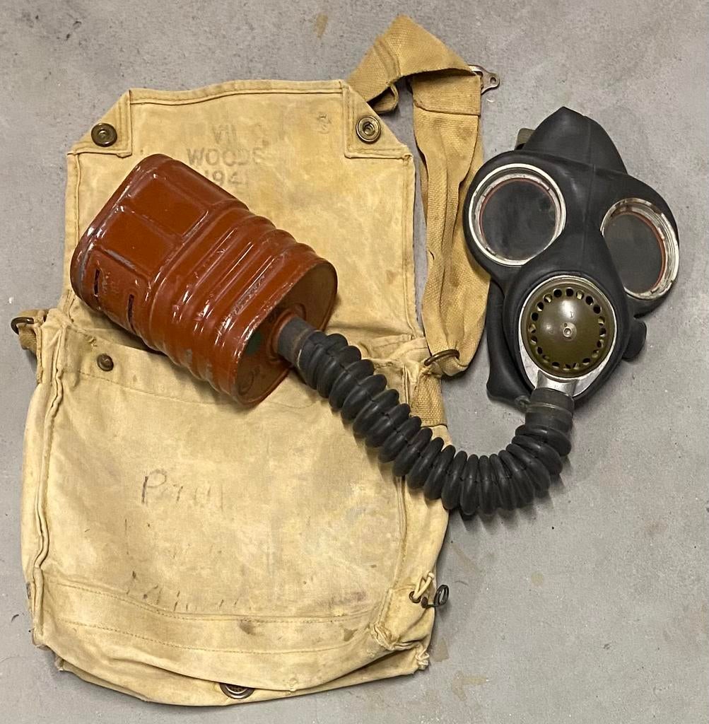 Canadees gasmasker met bijbehorende haversack - 1941/1943, Ophalen of Verzenden, Nederland