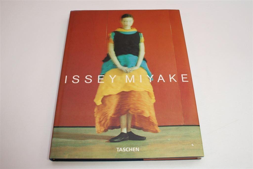 Issey Miyake — Visie op Mode, Kunst & Cultuur, Ophalen of Verzenden, Zo goed als nieuw