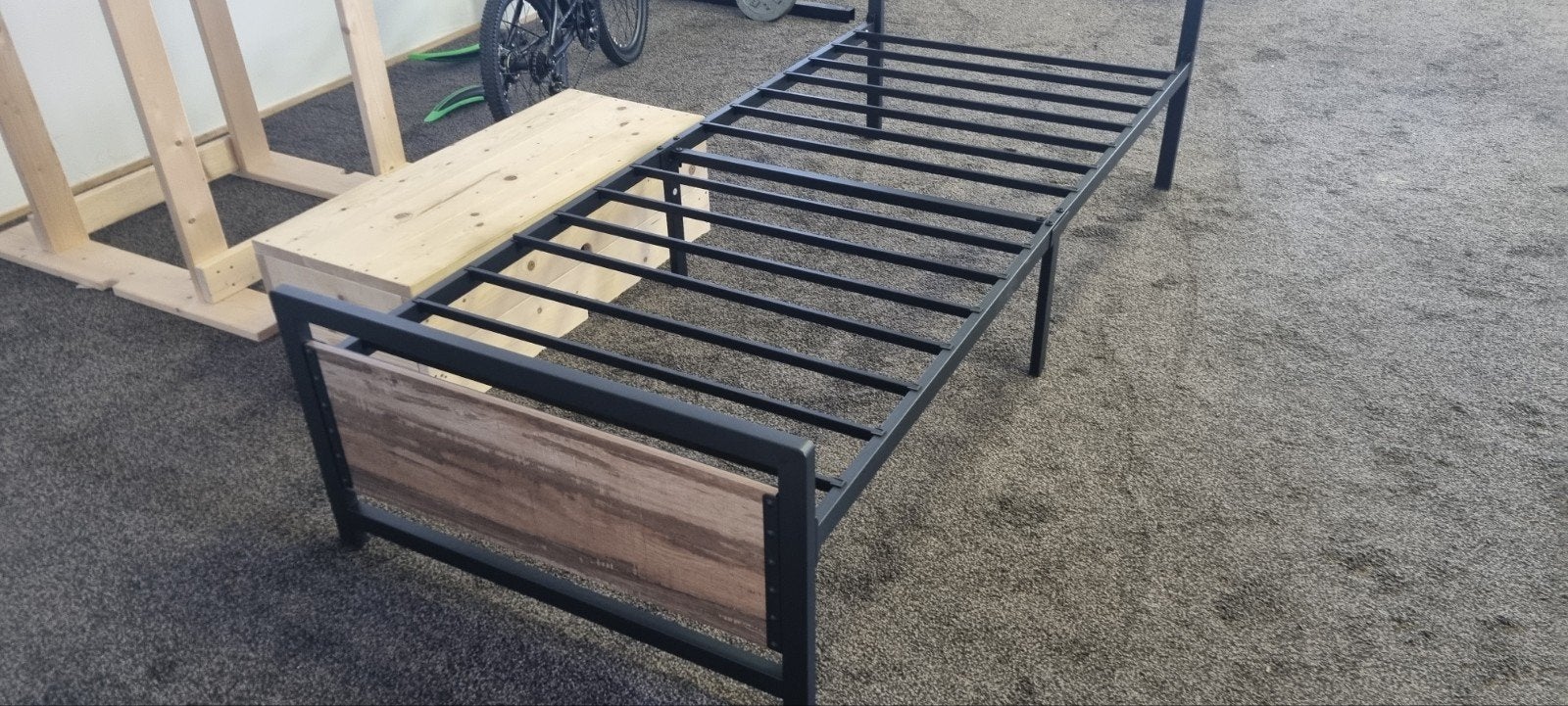 Eenpersoons bed 90 x 200 , bedombouw zwart staal, Huis en Inrichting, Slaapkamer | Bedden, Ophalen, 90 cm, Eenpersoons, Zwart