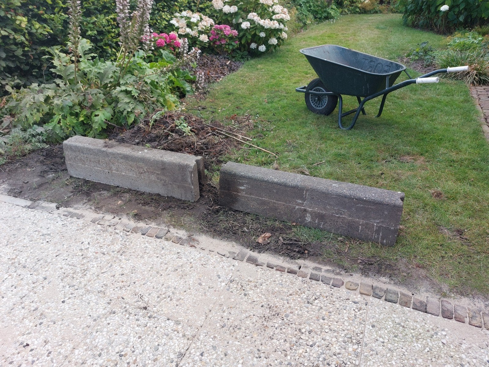 Gebruikte betonnen trottoirband - opsluitband -  2 stuks, Ophalen, Gebruikt, 100 tot 200 cm, Overige typen