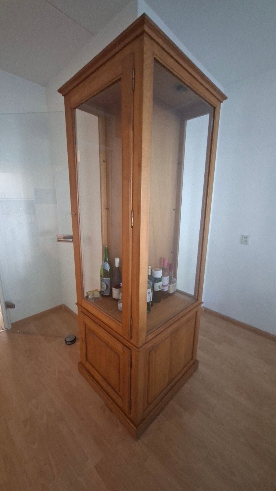Gratis! Elegante houten hoekkast met glazen deuren, Ophalen, Gebruikt, 25 tot 50 cm, 50 tot 100 cm