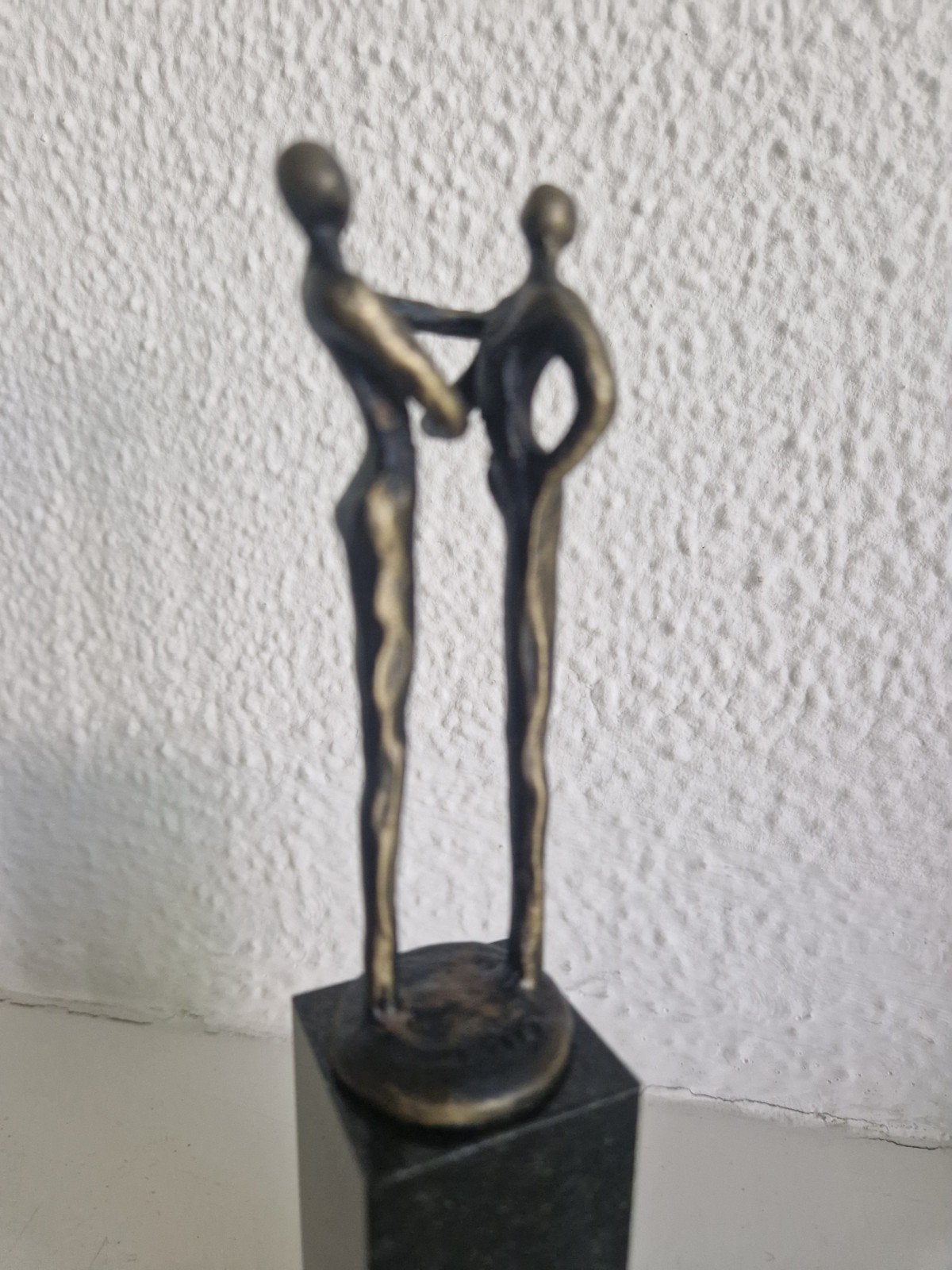 Bronsen beeldje verbondenheid, Ophalen