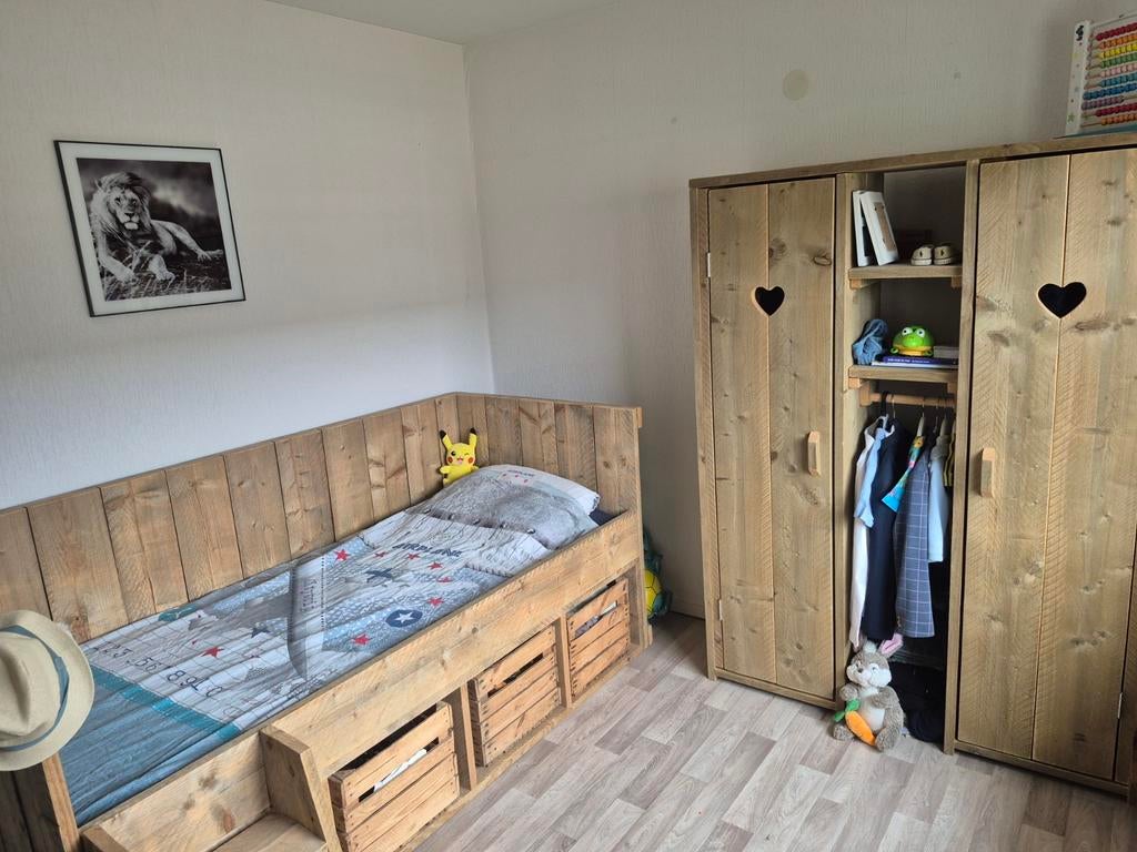 Houten kast en kinderbed met opbergruimte en valbeveiliging, Ophalen, Gebruikt, 90 cm, Eenpersoons