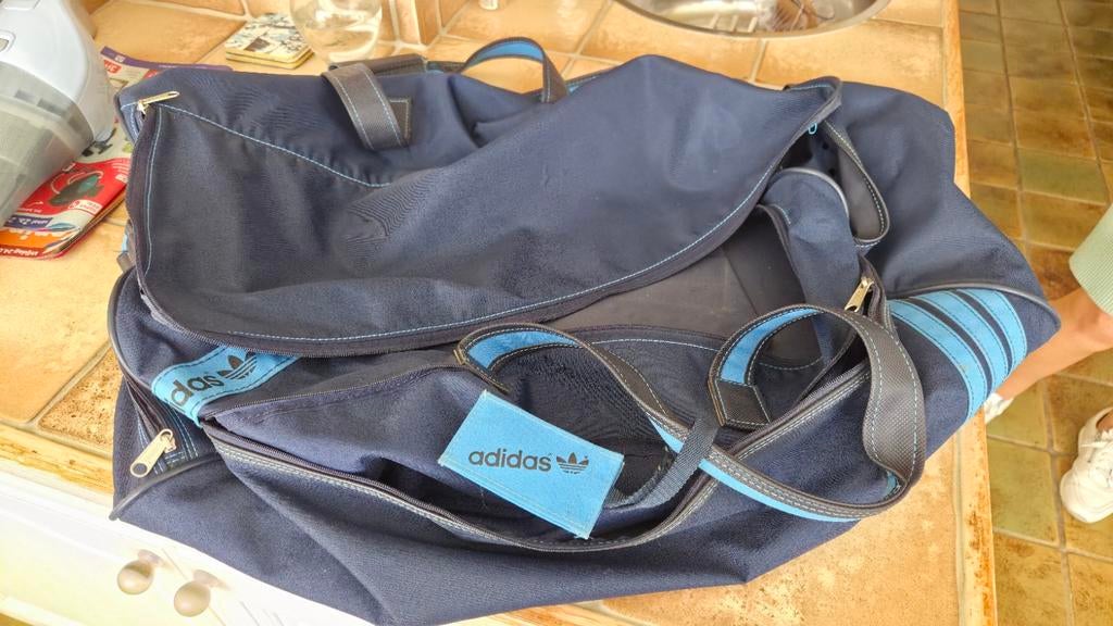 Adidas sporttas - Grijs/Blauw, Sieraden, Tassen en Uiterlijk, Tassen | Reistassen en Weekendtassen, Ophalen, Gebruikt, Grijs