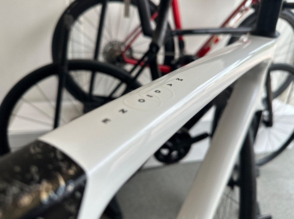 TREK Madone SL 6 Gen 8 GLOSS CRYSTAL WHITE/MATTE DEEP SMOKE, Fietsen en Brommers, 28 inch, Carbon, -, -