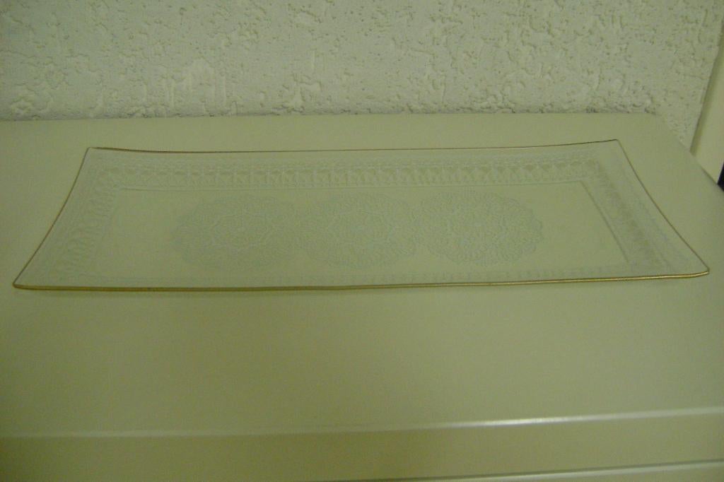 glazen cackeschaal van bewerkt glas met goudkleurig randje, Ophalen of Verzenden, Zo goed als nieuw, Overige typen
