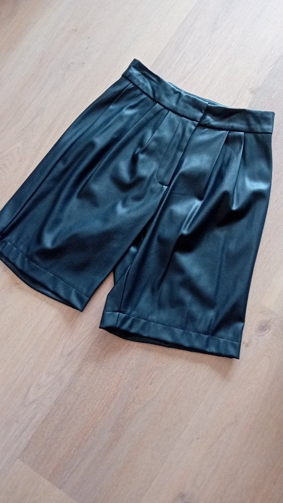 Bermuda/ Broek rokje nep leer nieuw maat S, Kort, Zwart, Nieuw, Ophalen of Verzenden