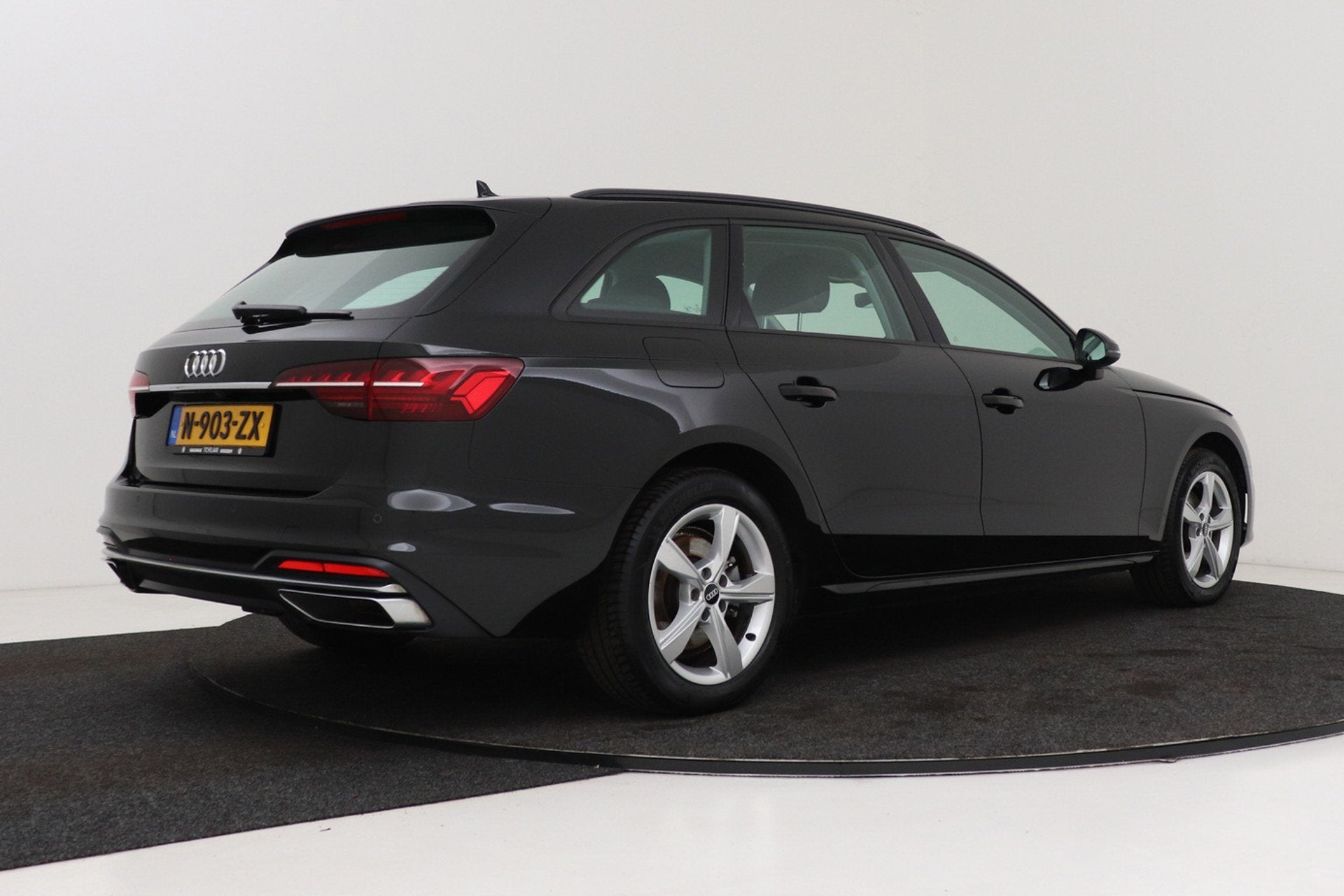 Audi A4 AVANT 35 TFSI S edition | Virtual Cockpit | CarPlay, Voorwielaandrijving, Stof, Gebruikt, 4 cilinders