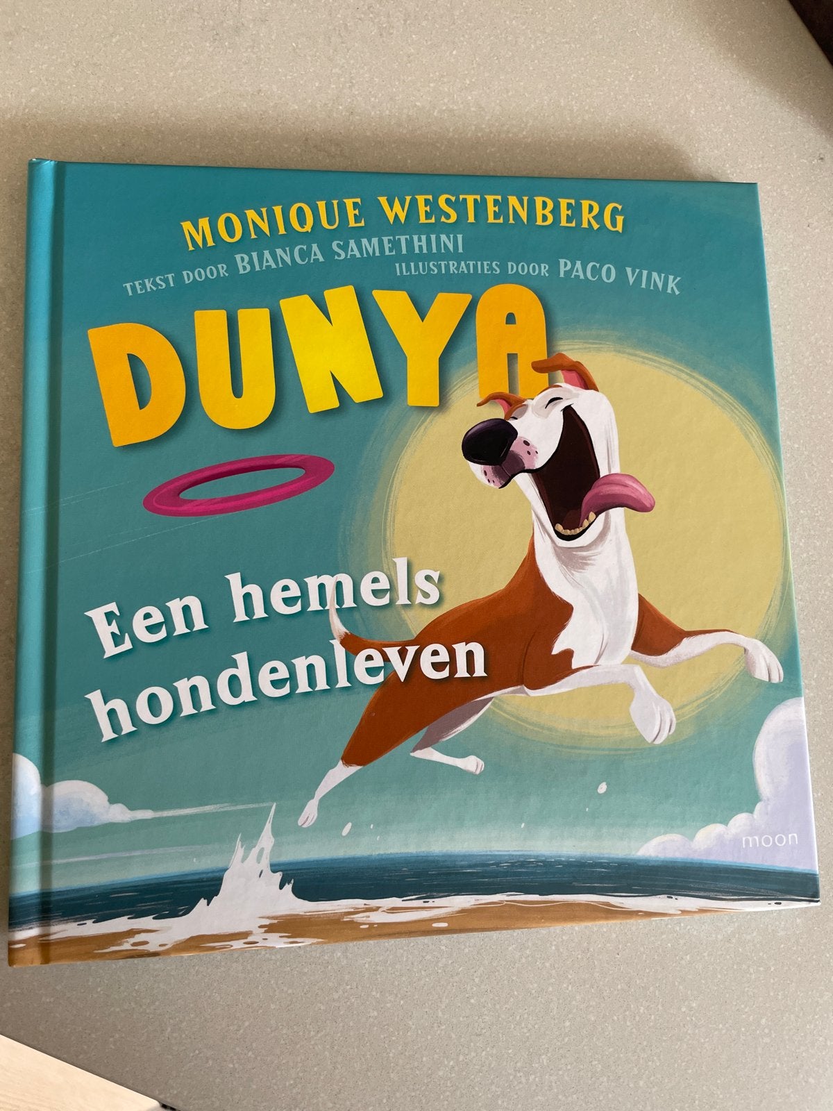 Dunya: Een hemels hondenleven - Monique Westenberg, Boeken, Ophalen of Verzenden, Zo goed als nieuw, Fictie algemeen