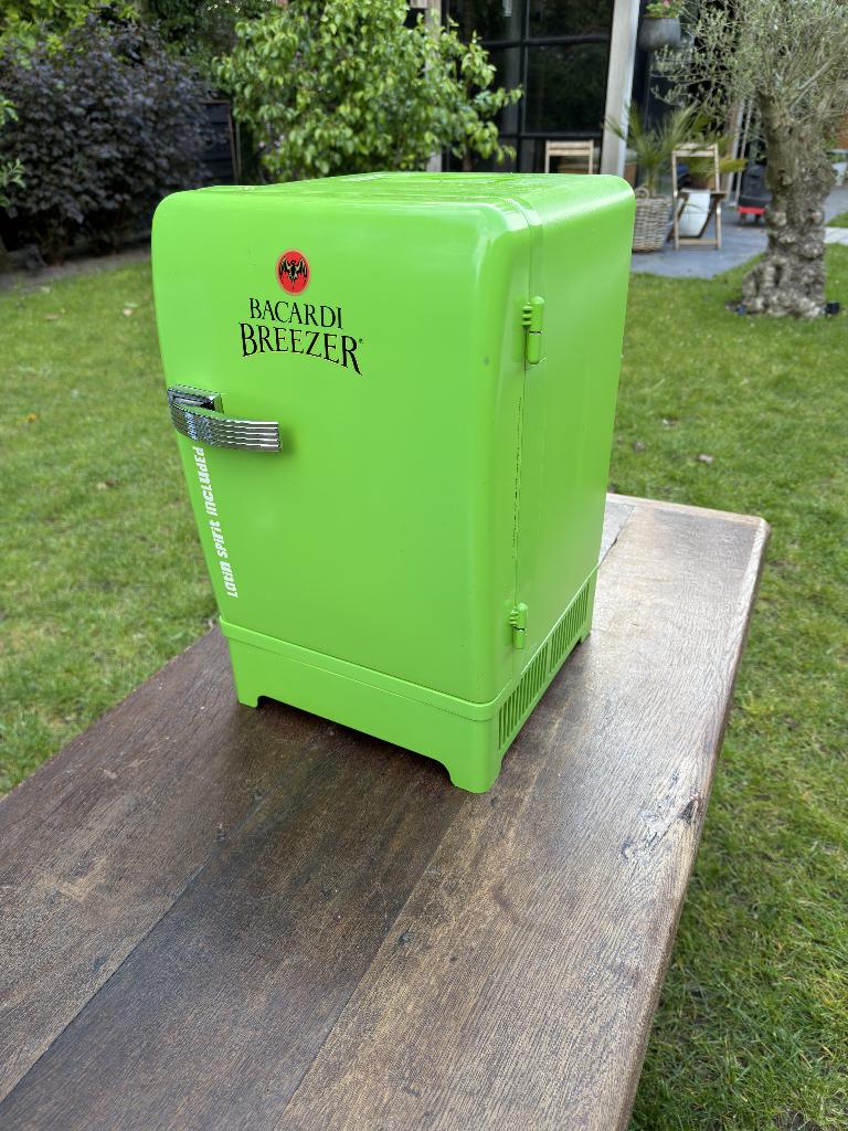 Bacardi Breezer Mini Koelkast - Draagbaar en Compact, Ophalen, Zonder vriesvak, Minder dan 45 cm, Minder dan 85 cm