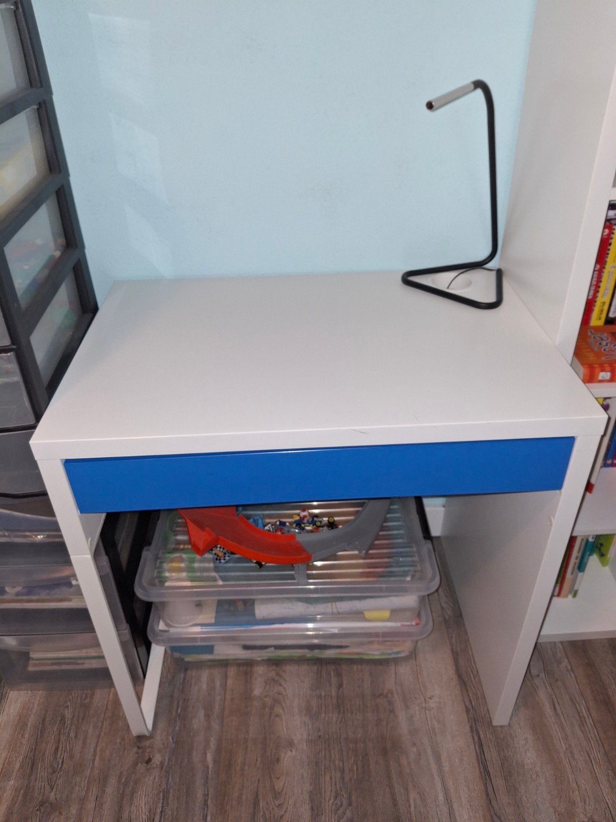 Ikea Micke bureau met blauwe lade, Ophalen, Met lades, Kinderbureau, Zo goed als nieuw