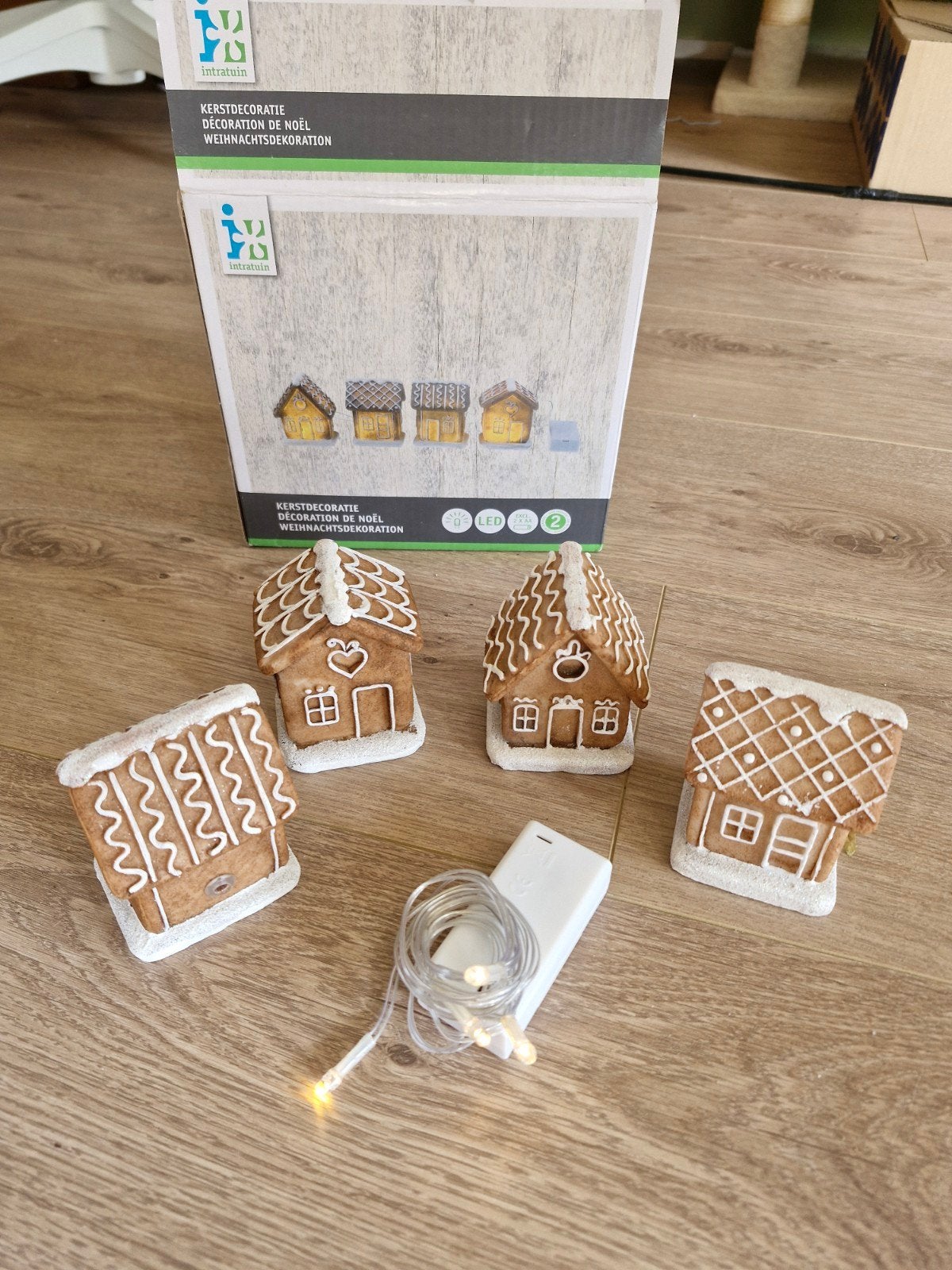 4 gingerbread kersthuisjes, Ophalen
