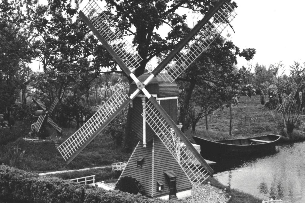 940478 Giessendam miniatuur molen in G Oudkerk ZH 1958, Verzamelen, Ophalen of Verzenden, 1940 tot 1960, Gelopen, Zuid-Holland