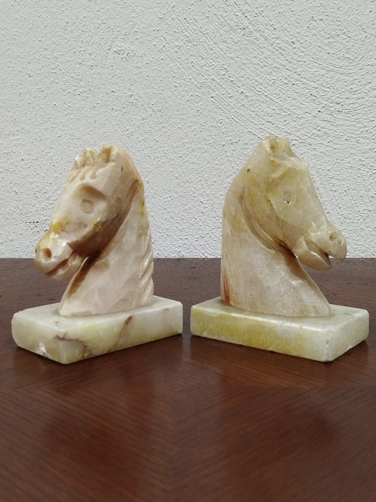 2x Mid Century Modern boekensteunen - paardenhoofd in albast, Vintage, Gebruikt, Beige, Ophalen of Verzenden