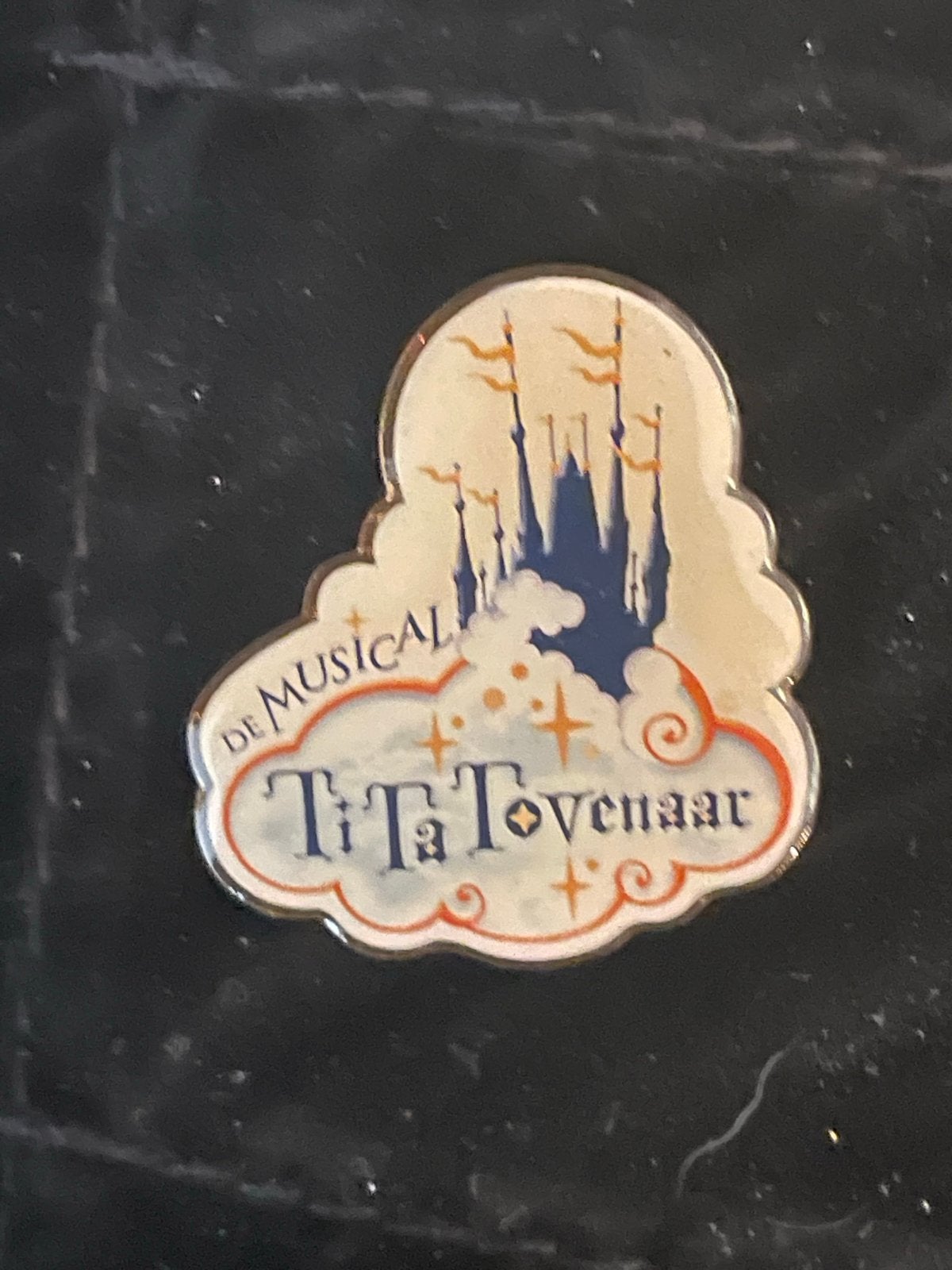 Efteling pin De Musical TiTa Tovenaar, Ophalen of Verzenden, Zo goed als nieuw, Button of Speldje