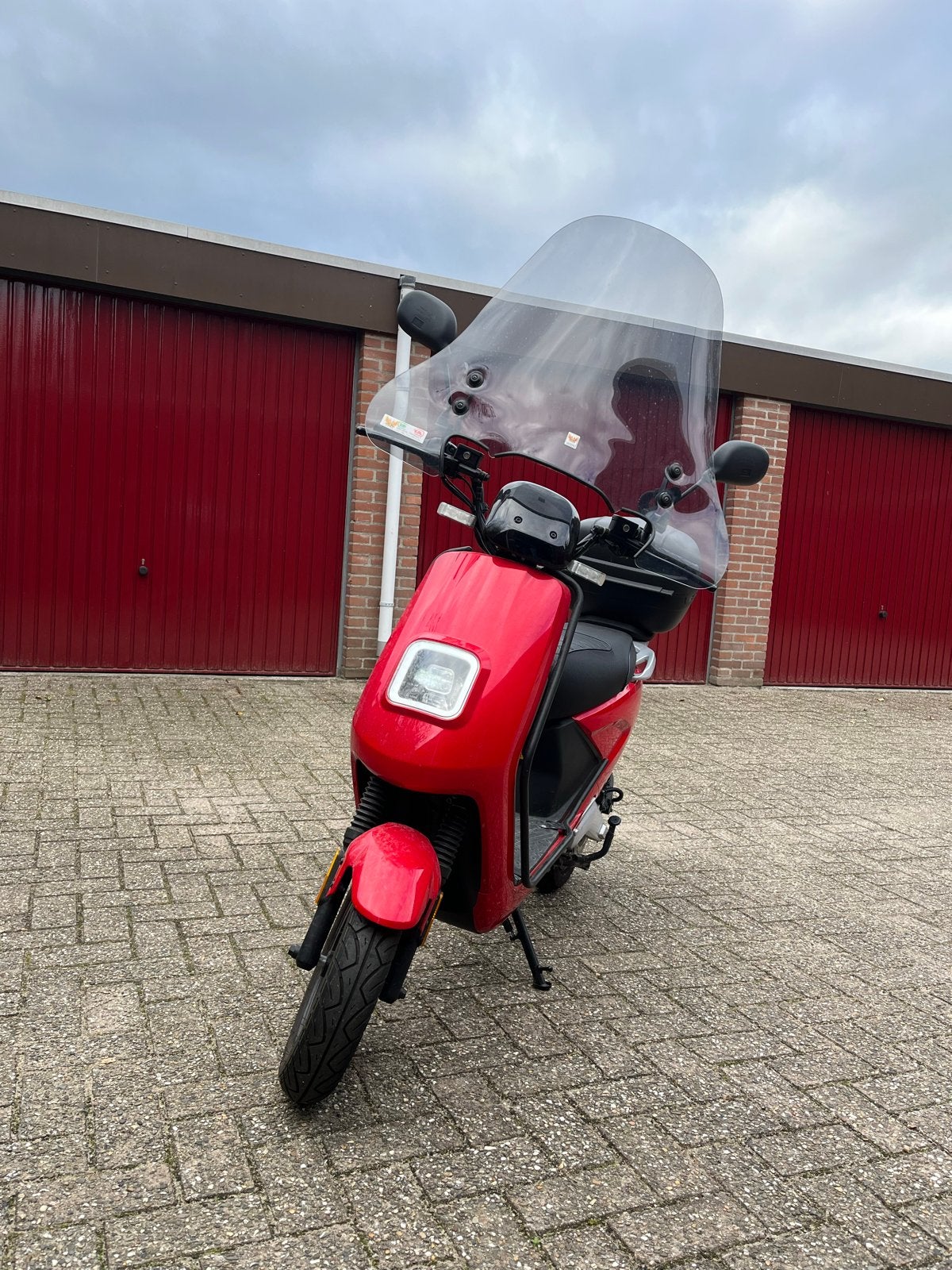 Rode elektrische scooter met windscherm en topkoffer, Ophalen, Zo goed als nieuw, Elektrisch