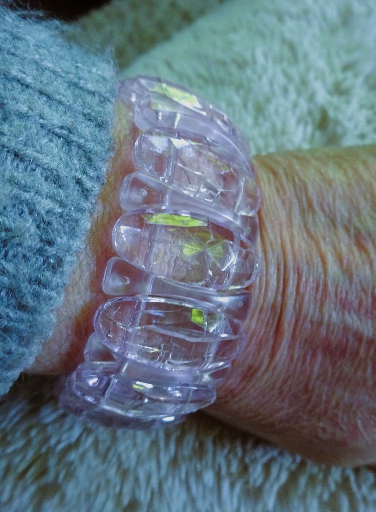 Doorzichtig roze armband kunststof, Verzenden, Zo goed als nieuw, Roze, Kunststof of Plastic