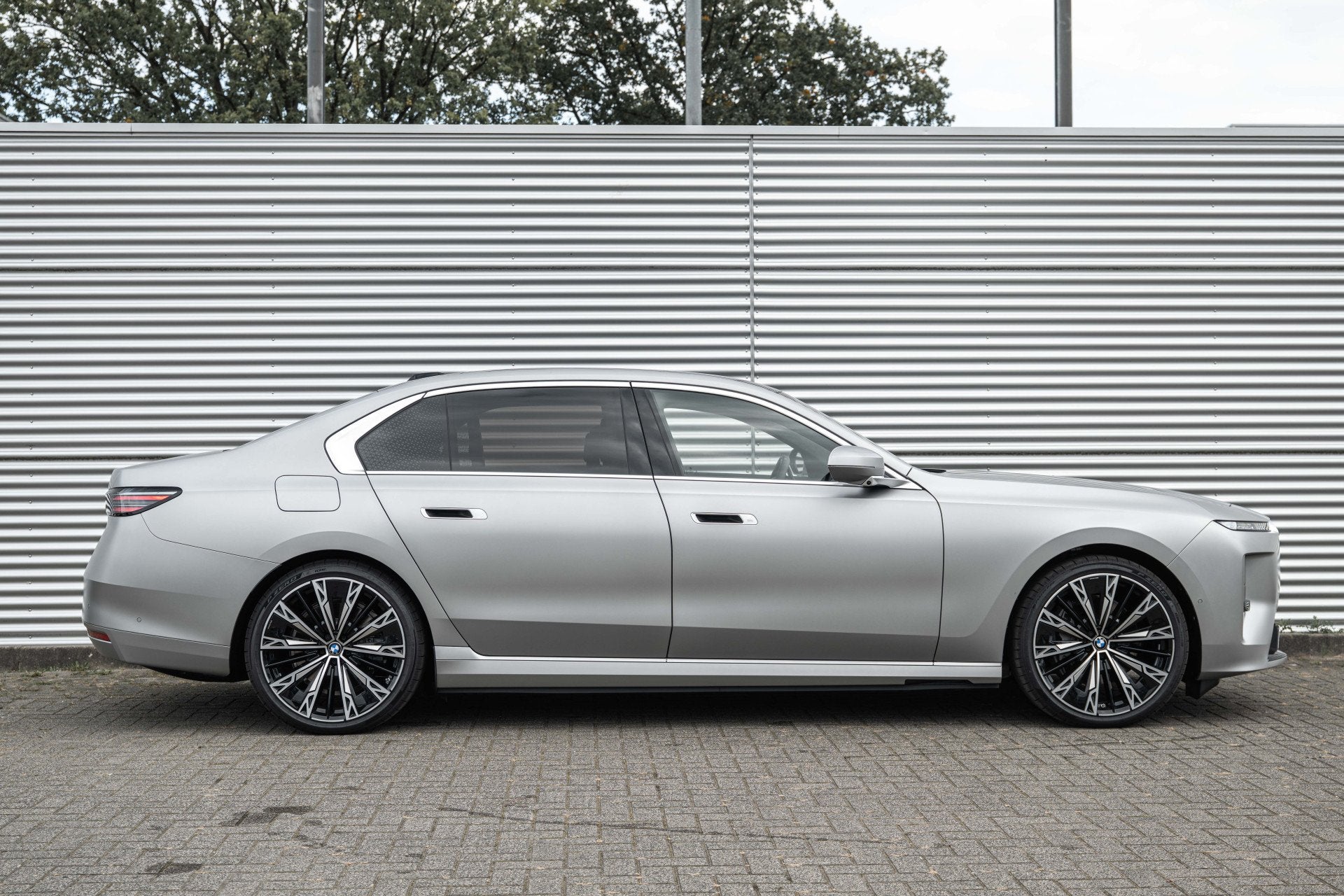 BMW i7 50 xDrive / Panoramadak Sky Lounge / Trekhaak / Bower, Auto's, Automaat, Dealer onderhouden, 2670 kg, Radio