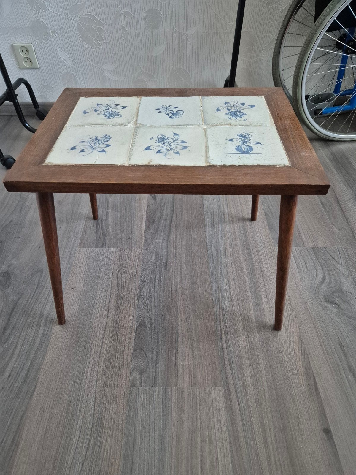 Tafel met antieke Delfts blauwe tegeltjes, Ophalen