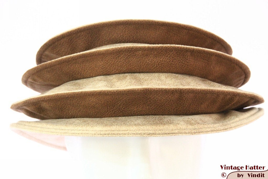 Dames Pagode-hoed The Madhatter gelig beige - caramel 54-57, Kleding | Dames, 56 of 57 cm (M, 7 of 7⅛ inch), Hoed, Nieuw, Ophalen of Verzenden