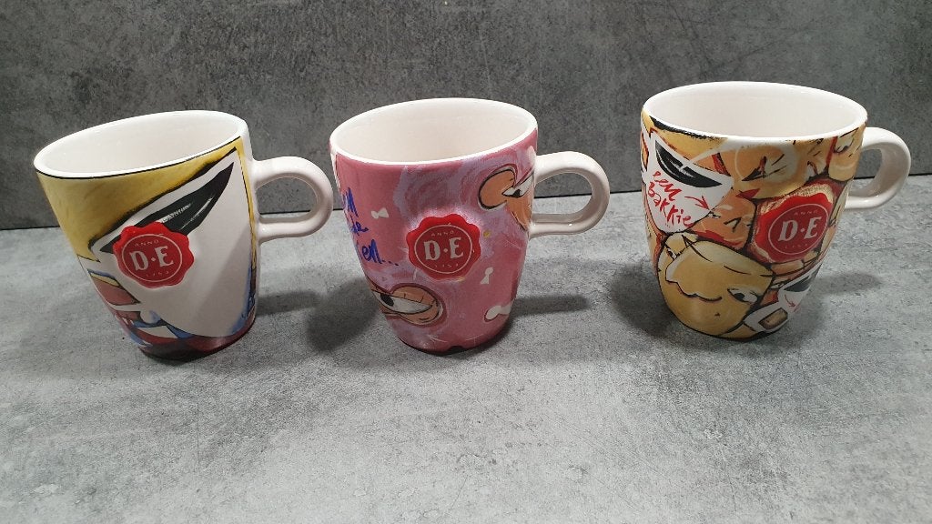 mokken Gluren bij de buren - Douwe Egberts DE - 3 stuks, Ophalen of Verzenden, Porselein, Overige stijlen, Kop(pen) en/of Schotel(s)