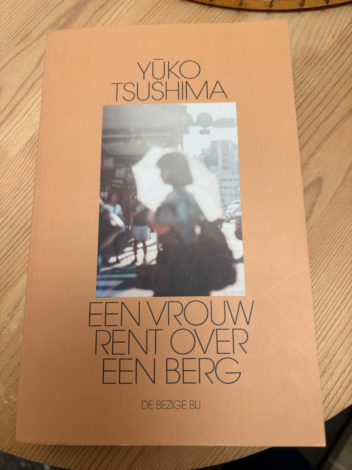 Yuko Tsushima - Een Vrouw Rent Over Een Berg, Ophalen of Verzenden, Zo goed als nieuw, Nederland